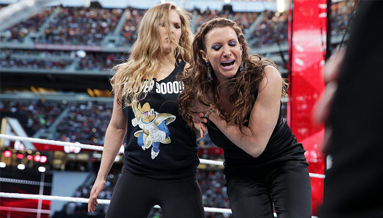 Momento en que Ronda Rousey le aplica una llave a Stephanie
