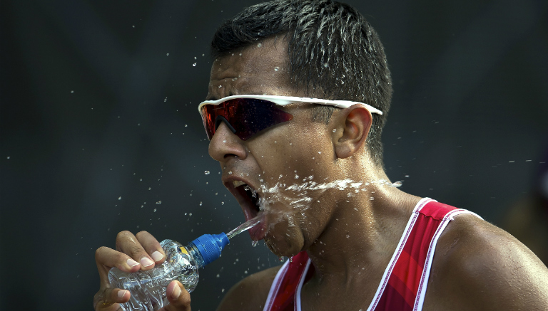 Eder Sánchez se rehidrata durante una competición