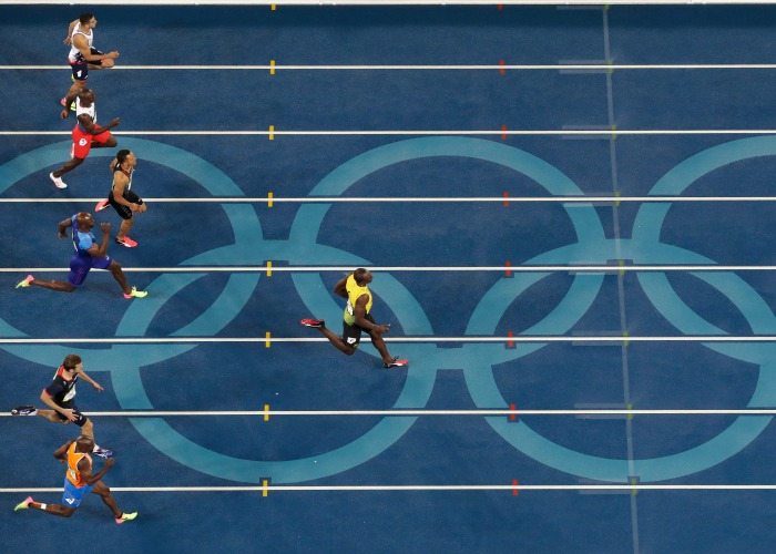 Bolt saca ventaja a sus rivales poco antes de llegar a la meta