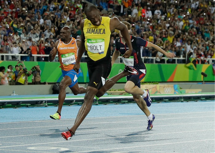 Bolt cruza la meta en primer lugar