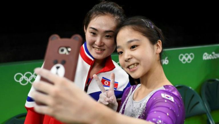 Lee Eun-ju y Hong Un-jong se toman una selfie 
