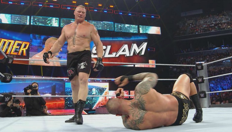 Brock Lesnar tras golpear a Randy Orton