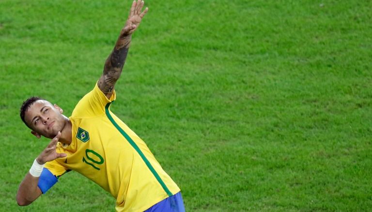 Neymar festeja el gol que marcó en la Final de futbol varonil en Río 2016