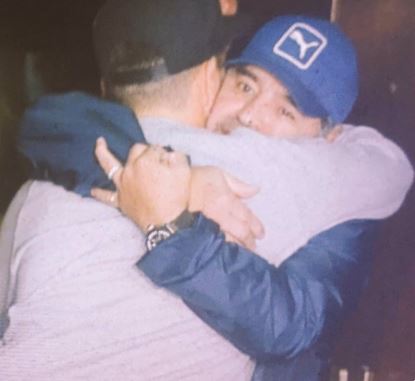 Maradona abraza a su hijo