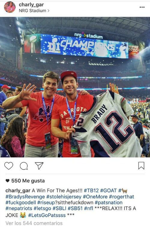 Aficionado sostiene el supuesto jersey perdido de Tom Brady