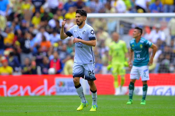 Oribe celebra una anotación contra León en el Estadio Azteca 