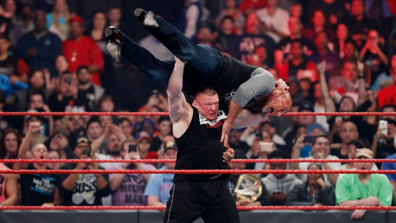 Brock Lesnar aplica un F-5 a Goldberg