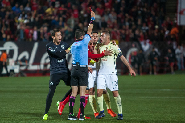 Águilar recibe la roja tras agredir al silbante en Copa MX