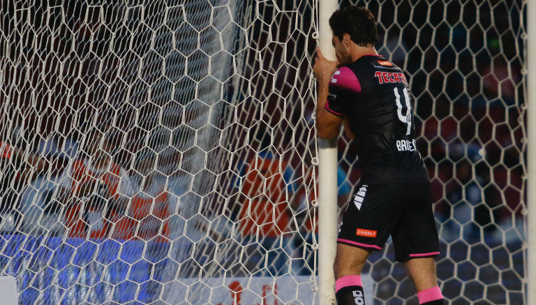 Antonio Briseño se lamenta tras el gol