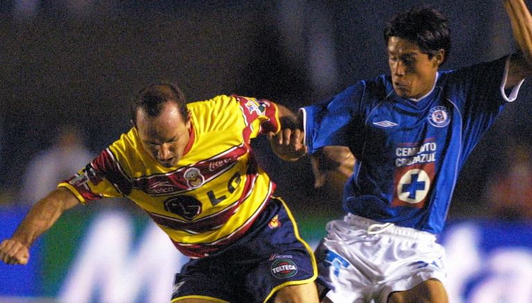 Juan Carlos Vera disputa un juego con Morelia frente a Cruz Azul