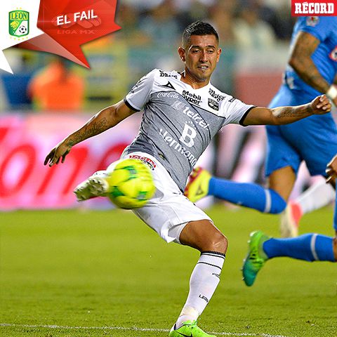 Elías Hernández golpea el balón en el duelo contra Cruz Azul