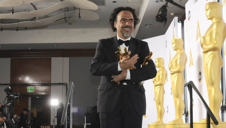 Alejandro González Iñárritu después de ganar sus tres premios de la Academia