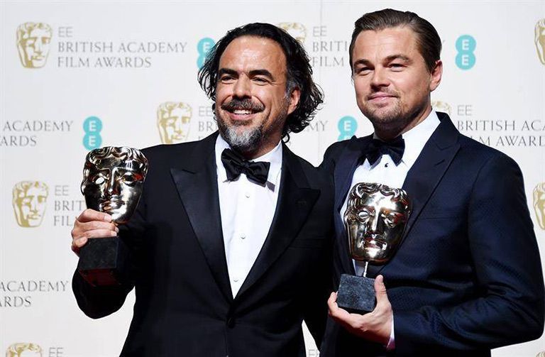 González Iñárritu y Dicaprio posan tras ganar en los Bafta