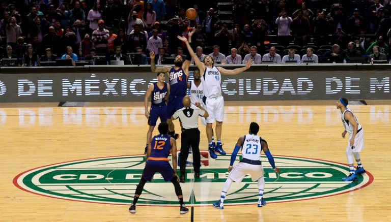 Suns y Mavericks disputan un juego en la Arena Ciudad de México