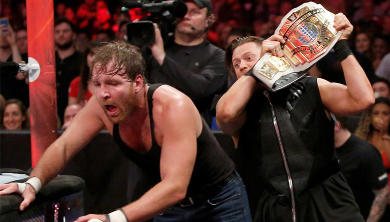 The Miz ataca con el cinturón a Ambrose