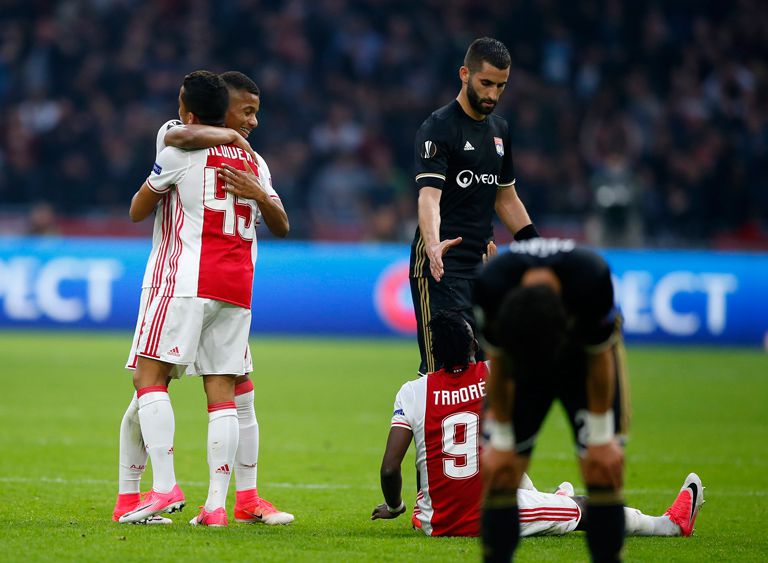 Jugadores del Ajax celebran tras ganarle al Lyon