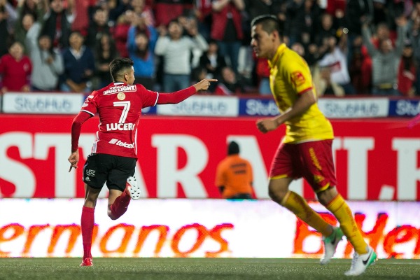 Juan Martín Lucero celebrando el segundo gol de Xolos frente a Morelia