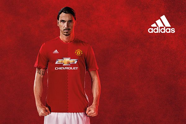 Zlatan y la camiseta de local del Manchester United