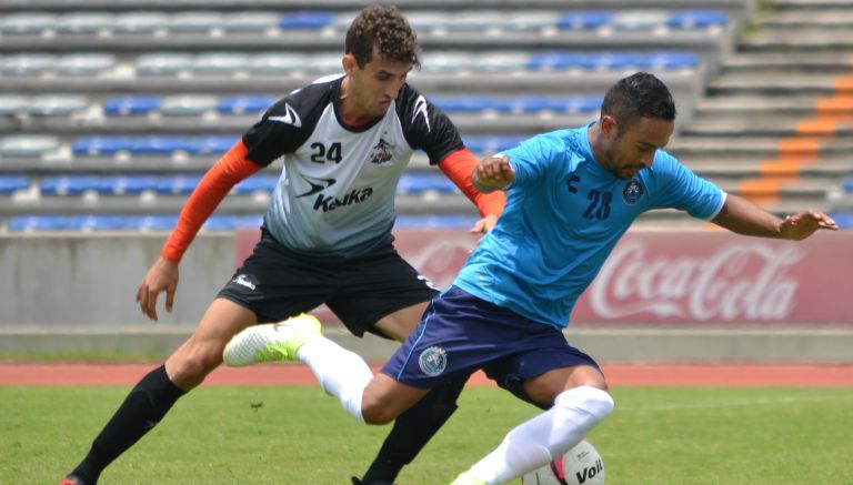 Rodrigo Godinez y Francisco Torres disputan el balón en juego amistoso