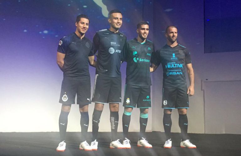 Cisneros, Zavala, Alvarado y Villa presumen los nuevos jerseys