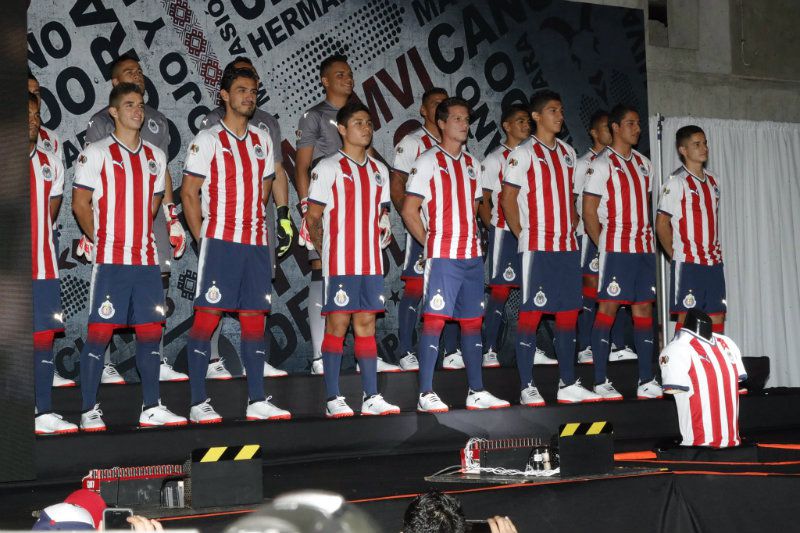 Jugadores de Chivas modelan la nueva playera 
