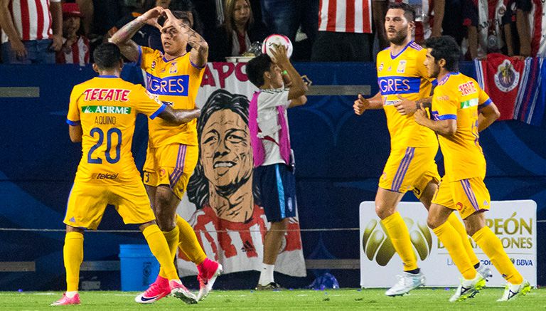 Edu Vargas festeja un gol con Tigres