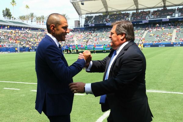 Jimmy y Herrera se saludan previo al juego de la Supercopa 2017