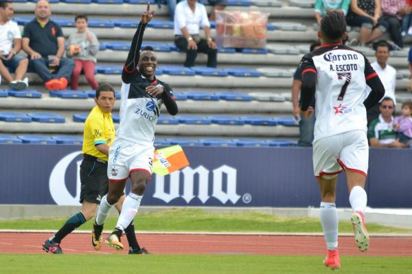 J. Quiñones festeja su gol contra Santos