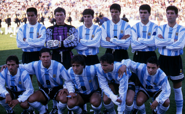 Cristante y Simeone posan con la selección de Argentina previo a un juego en la Copa América 1995