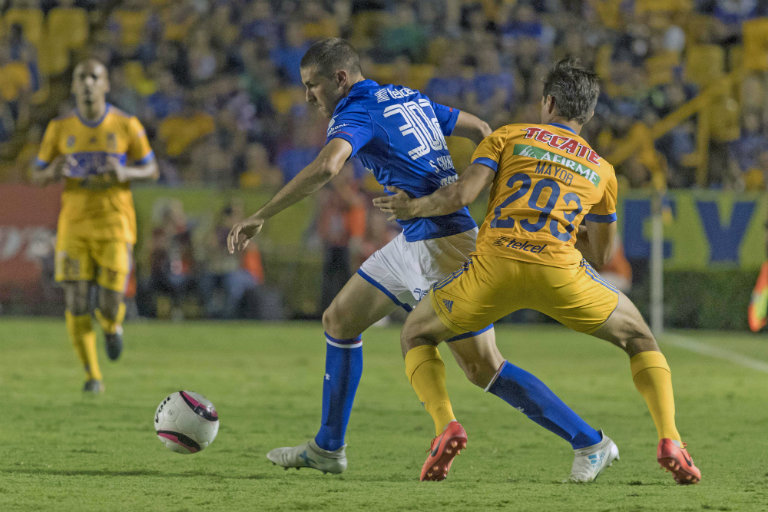 Santiago Giménez conduce un esférico en el encuentro de Copa entre Tigres y Cruz Azul
