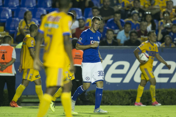 Santiago Giménez en su debut con el primer equipo en un juego oficial