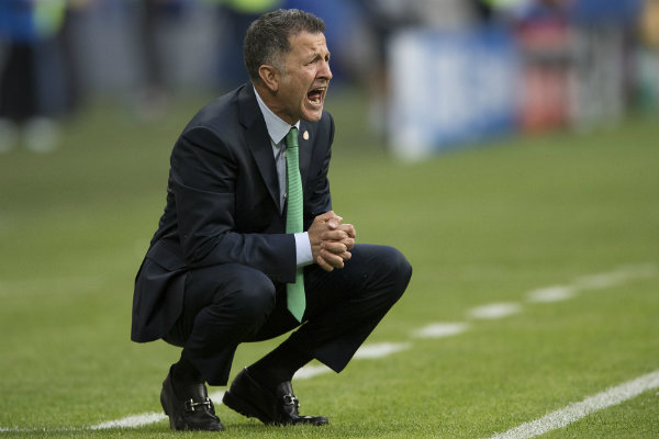 Juan Carlos Osorio pega un grito en un encuentro de México en la Copa Confederaciones