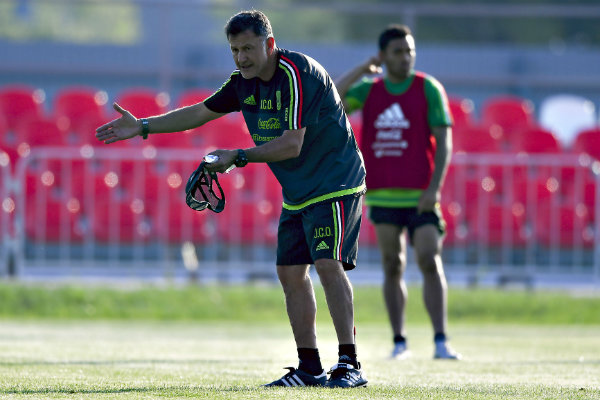 Osorio dirigiendo una práctica de la Selección Mexicana