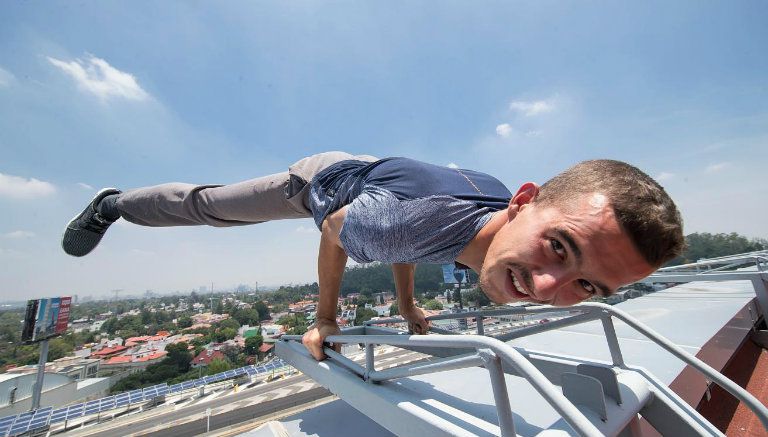 El 'hombre araña' realiza una acrobacia en las alturas