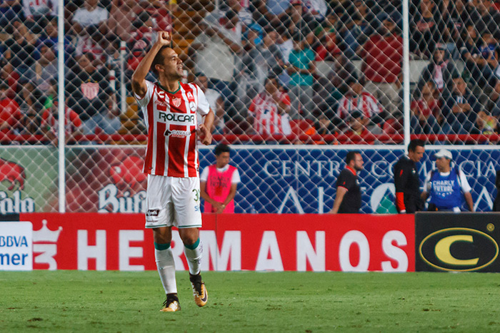 Pablo Velázquez celebra su gol con Necaxa