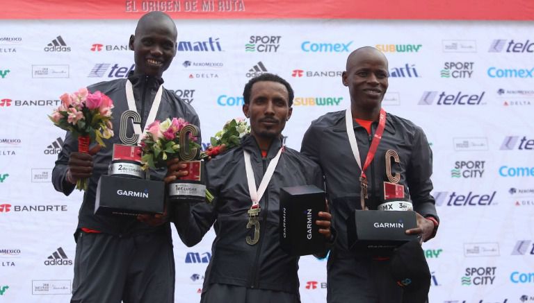 Fikadu Kebede, Isaac Korir y Rodgers Ondati en el podio