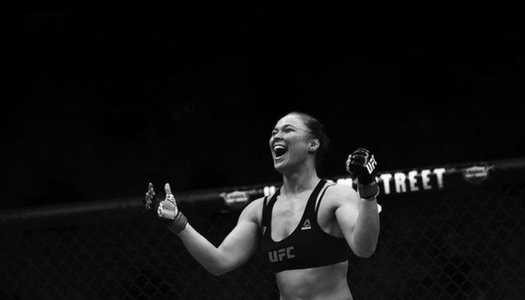 Ronda Rousey festeja la victoria en una pelea de la UFC
