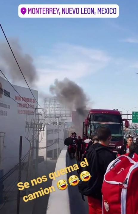 Camión de Rayos sacando humo tras incendiarse