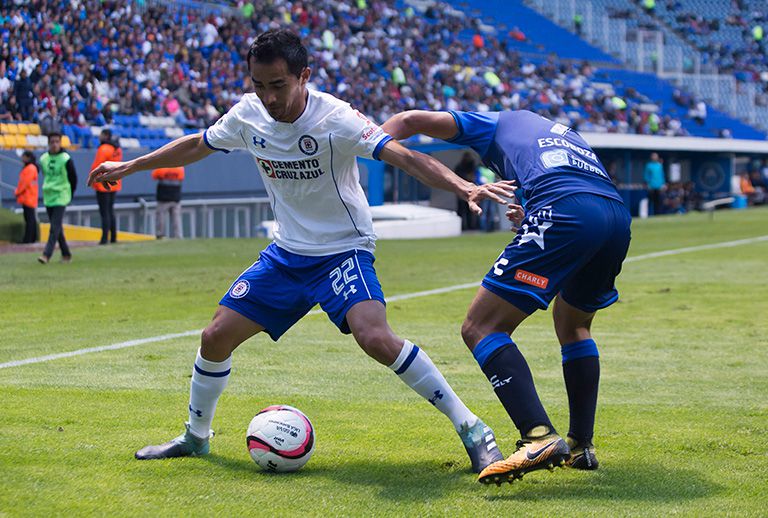 Baca cubre el balón en juego contra Puebla