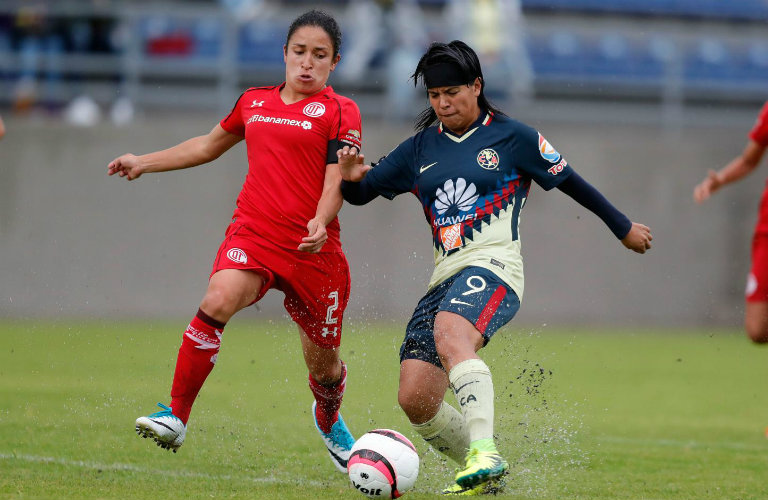 Lucero Cuevas trata de quitarse la marca de la jugadora del Toluca