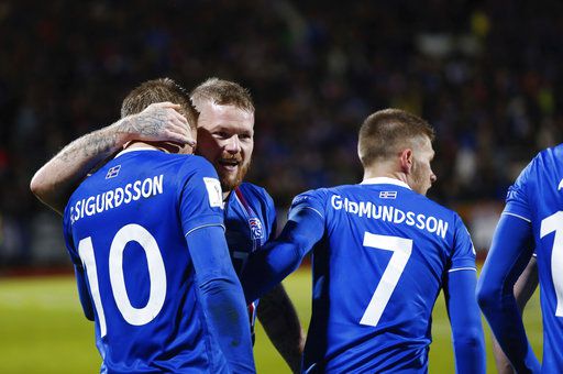 Aron Gunnarsson abraza a Gylfi Sigurdsson tras su gol