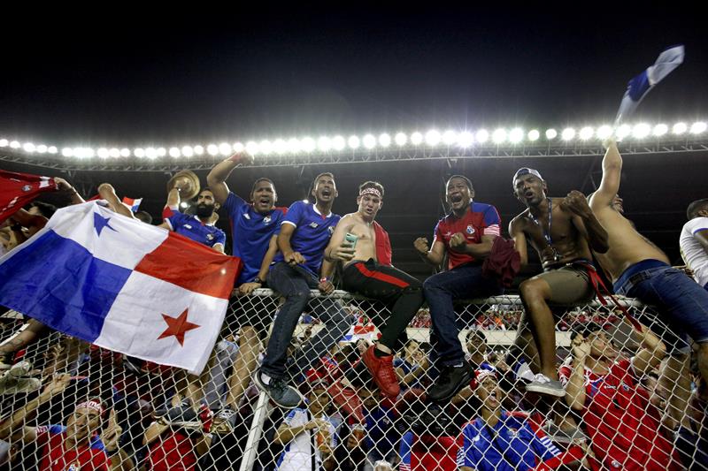 Aficionados panameños celebran en las tribunas