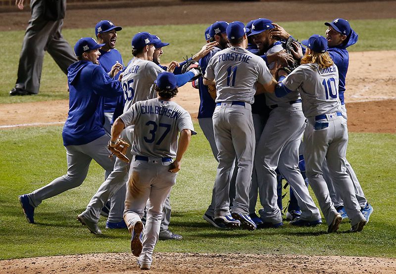 Jugadores de los Dodgers se abrazan tras dejar fuera a los Chicago Cubs