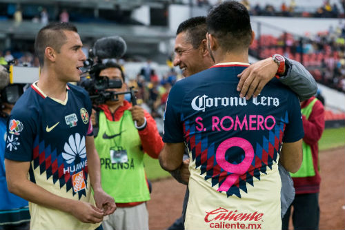 Romero y Aguilar abrazando a Nacho Ambriz