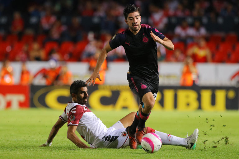 Pizarro gana el balón en una jugada contra Veracruz