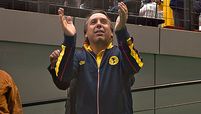 Azcárraga aplaude en el Estadio Azteca