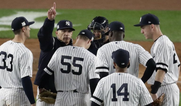 Girardi da indicaciones a Yankees durante un juego 