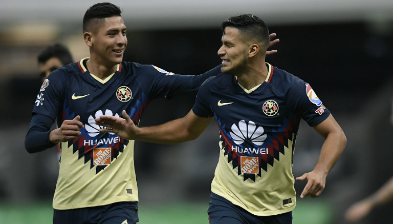 Álvarez festeja un gol con Bruno Valdez