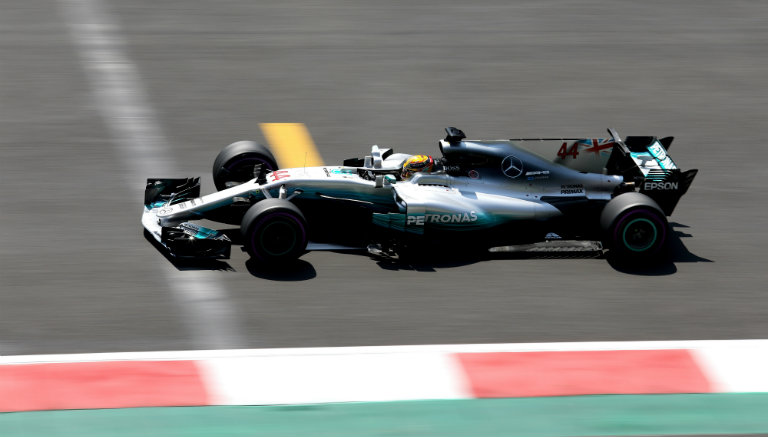 Lewis recorre el circuito del GP de México