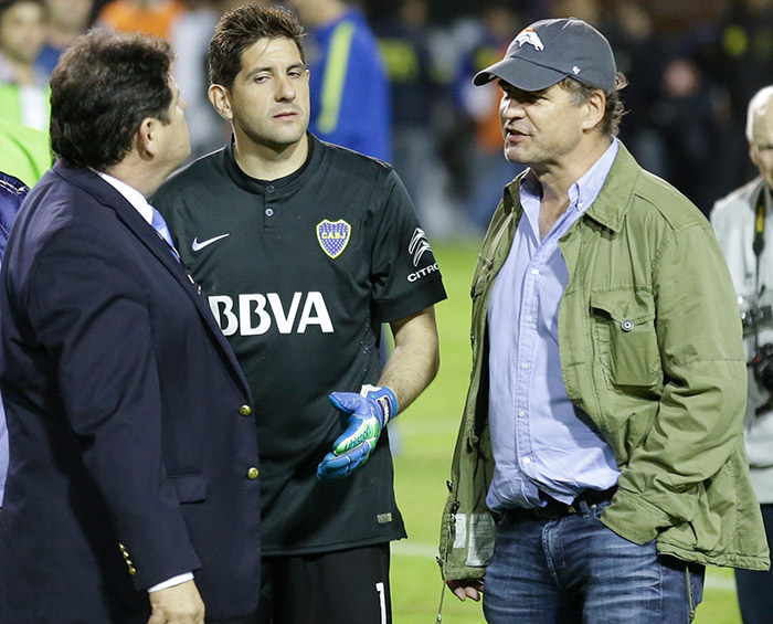 Alejandro Burzaco platica durante un juego de Boca Juniors